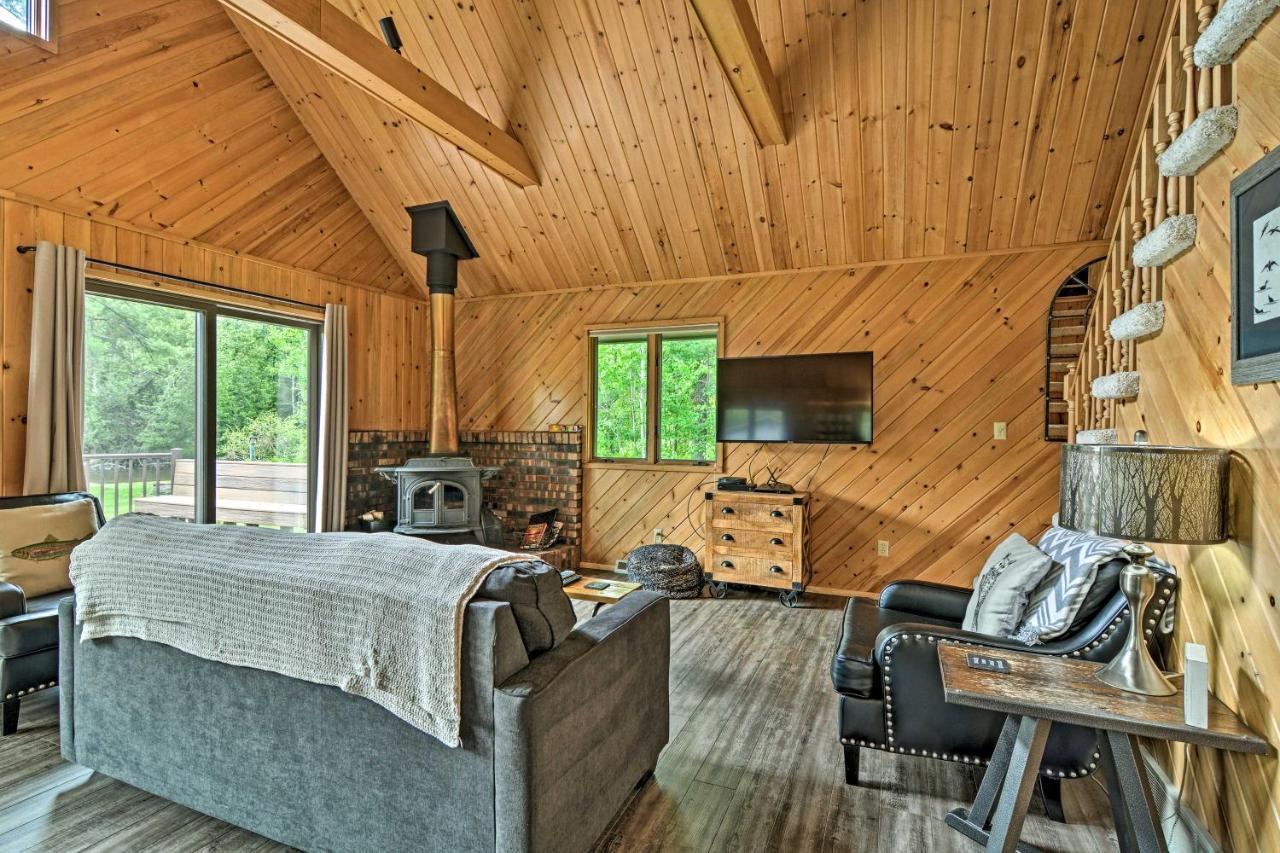 Riverfront Traverse City Cabin Fish, Kayak And Tube Extérieur photo