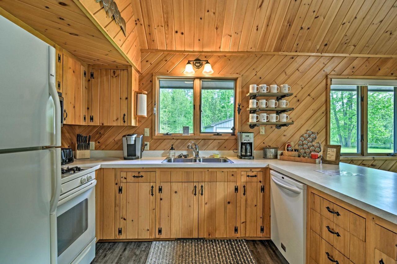 Riverfront Traverse City Cabin Fish, Kayak And Tube Extérieur photo