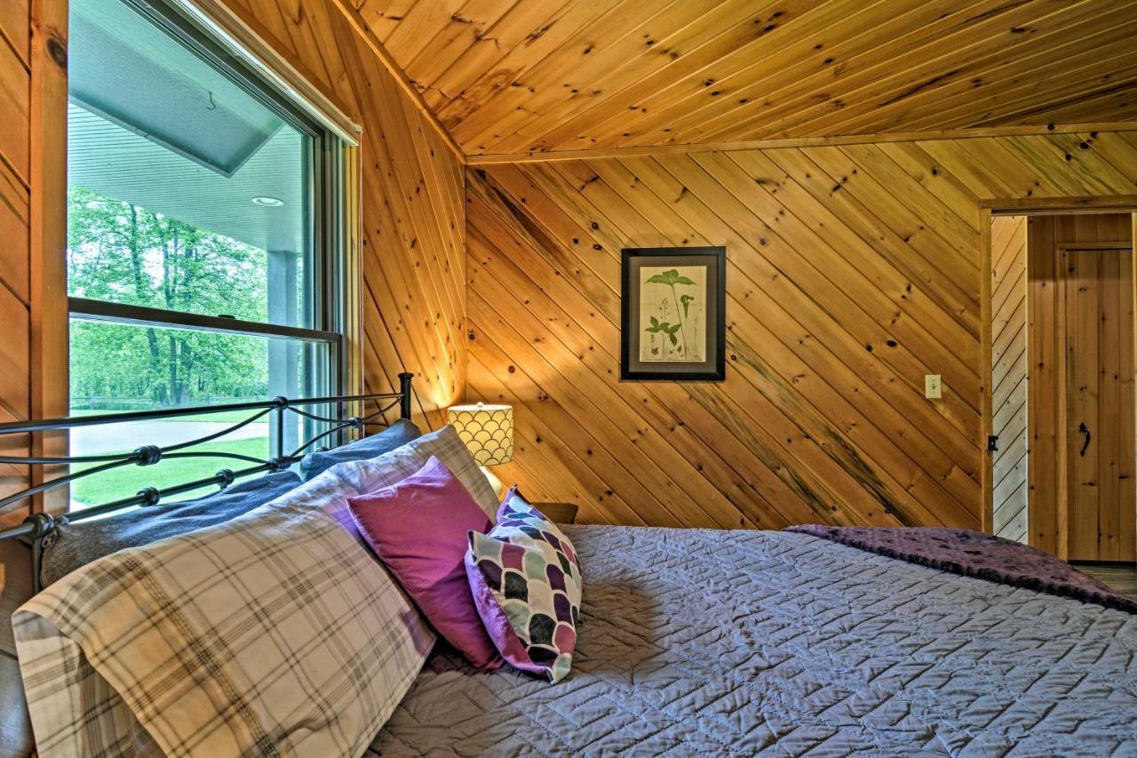 Riverfront Traverse City Cabin Fish, Kayak And Tube Extérieur photo