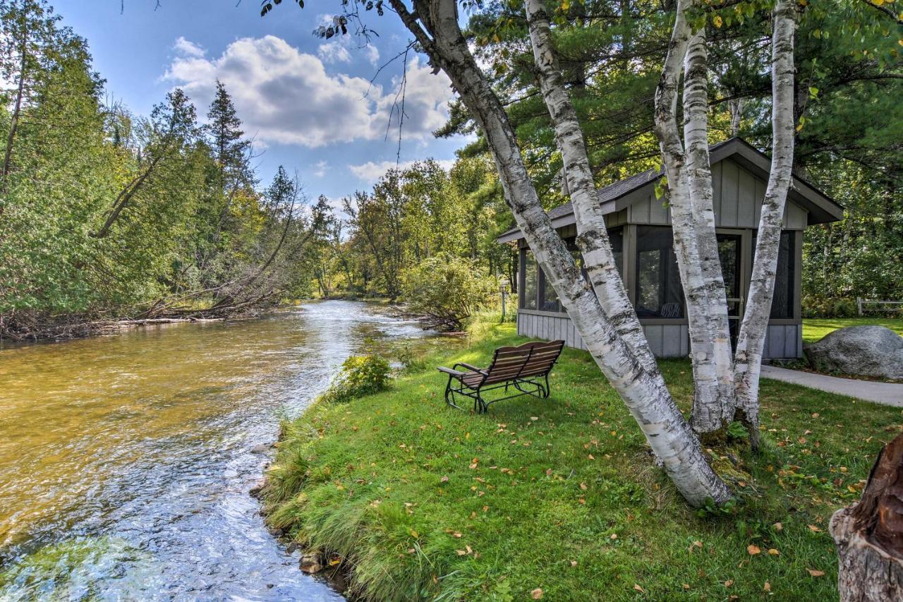 Riverfront Traverse City Cabin Fish, Kayak And Tube Extérieur photo